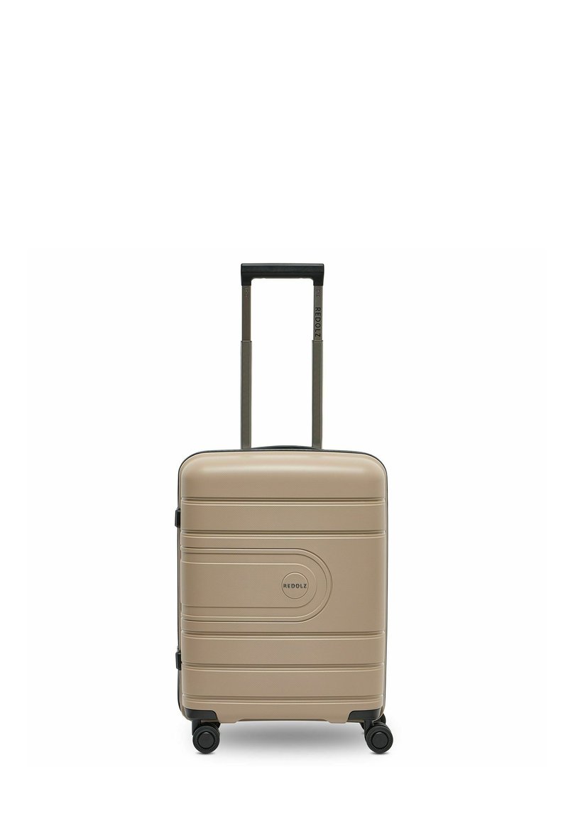 Maleta rígida de plástico beige con superficie texturizada, logotipo central, asa telescópica y cuatro ruedas giratorias.