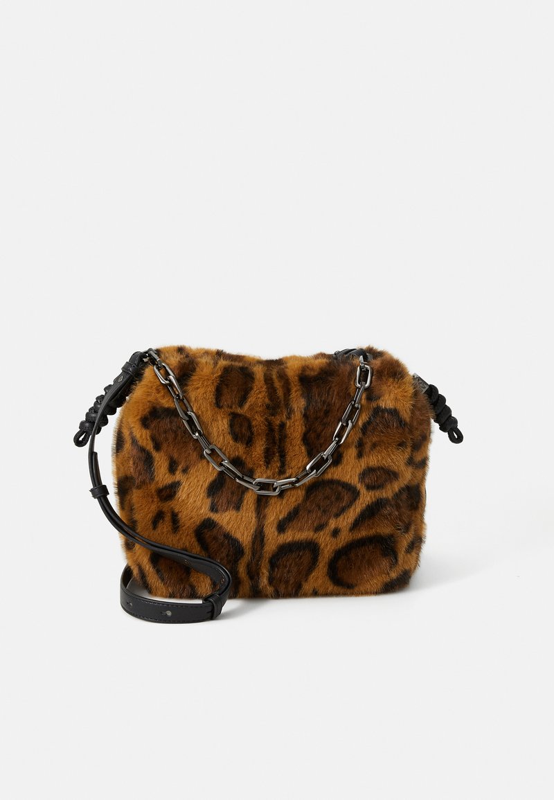 Leopardmønstrete pelsveske med en svart lærreim og kjededetaljer. Teksturet overflate med rektangulær form og myke kanter.