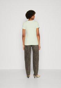 Guess MINI TRIANGLE TEE - Paprasti marškinėliai - spring day