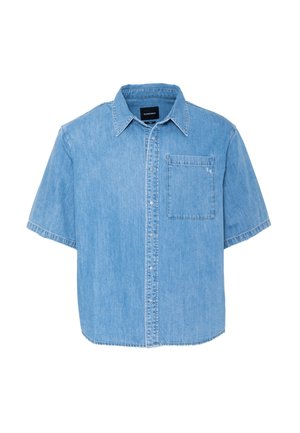 Denim kortermet skjorte i lyseblå med knappestolpe foran, krage og ett brystlomme. Har kontrastsøm.