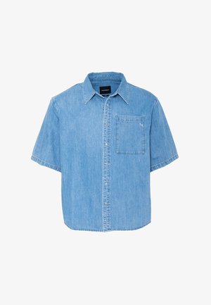 Camicia in denim a maniche corte di colore azzurro chiaro con chiusura frontale con bottoni, colletto e una tasca sul petto. Presenta cuciture a contrasto.