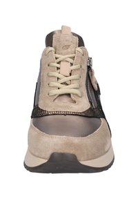 Beige sportieve schoen met mesh accenten, ronde neus, beige veters en een zijrits. Van suede en synthetisch materiaal met een donkere zool.