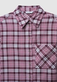 Camicia a quadri nei toni di rosa e bordeaux, realizzata in tessuto morbido. Presenta un colletto classico, chiusura con bottoni e una tasca sul petto con motivo abbinato.