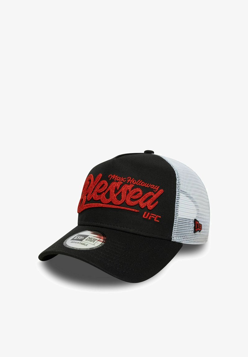 Casquette noire avec une visière incurvée ; le devant présente un texte brodé rouge "Béni" et "Max Holloway UFC" ; dos en maille ; fermeture réglable.