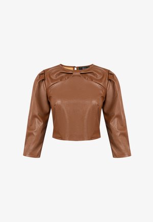Top corto de piel sintética marrón con mangas largas, presenta un escote redondo y sutiles detalles de hombros abullonados. Textura suave, diseño minimalista.