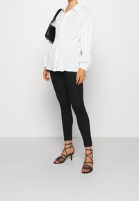JDY Vaqueros pitillo - black denim