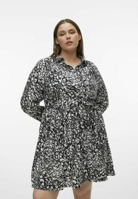 Vero Moda Curve - CURVE NICHT VERSTELLBARE BÜNDCHEN WEITE ÄRMEL  - Vestido camisero - black Imagen en miniatura 1