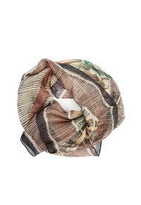 Sciarpa leggera e patterned in tonalità pastello; presenta una combinazione di design floreali e geometrici. Tessuto morbido e trasparente con bordi delicati.