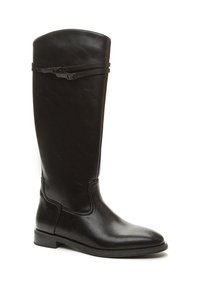 Bota de cuero negro hasta la rodilla con tacón bajo y dos correas delgadas con hebillas cerca de la parte superior, sobre un fondo blanco.