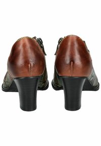 Scarpe con tacchi alti in pelle marrone e verde decorato, con schienali testurizzati e tacchi neri, caratterizzate da dettagli di cucitura decorativa.