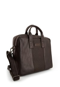 Brązowa skórzana torba z plecionym panelem, podwójnymi uchwytami u góry i regulowanym paskiem na ramię. Zamek błyskawiczny na górze.