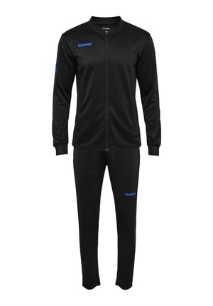 Czarny sportowy dres z pełnym zamkiem, długimi rękawami, zwężanymi spodniami oraz niebieskimi logo "hummel" na piersi, spodniach i rękawach.