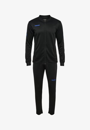 Sort sportstrøje med fuld lynlås, lange ærmer, tilspidsede bukser og blå "hummel" logoer på bryst, bukser og ærmer.