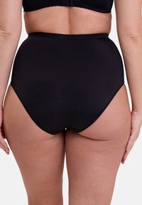 Culotte taille haute noire avec une texture de tissu lisse, des coutures surpiquées et une large ceinture élastique pour le soutien.