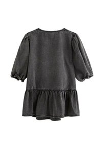 Sort denimkjole med lange pufærmer, elastiske manchetter, flæsekant og rund halsudskæring vist fra ryggen.