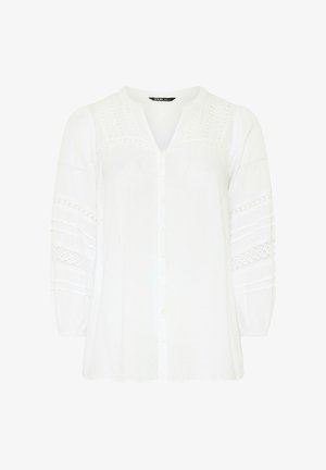 Weiße Bluse mit langen Ärmeln, Knopfleiste vorne, V-Ausschnitt und Spitzenakzenten an Brust und Ärmeln, mit leicht aufgepufften Ärmeln.