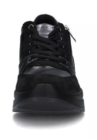 Sneaker nera realizzata in materiale scamosciato e pelle, con punta arrotondata, chiusura con lacci sul davanti e zip laterale. Suola nera spessa.