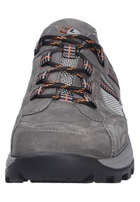 Bottines de randonnée en suede gris avec des lacets noirs et orange, des panneaux en maille et une semelle en caoutchouc dotée de profonds crampons pour une meilleure traction.