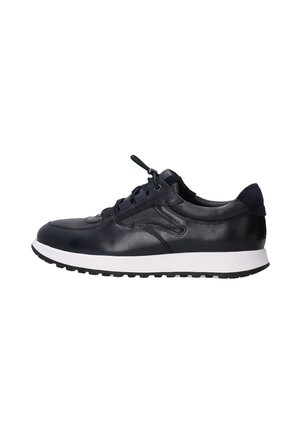 Marineblauwe leren sneaker met een slank ontwerp, witte tussenzool, gestructureerde zwarte rubberen zool en vetersysteem voor een veilige pasvorm.