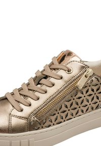 Baskets dorées métalliques avec un design perforé, comprenant une fermeture éclair sur le côté, des lacets plats et une semelle en caoutchouc texturé.