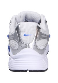 Scarpa da ginnastica bianca con tomaia in rete, dettagli argentati, logo blu, collare imbottito e suola nera testurizzata. Progettata per comfort e supporto.