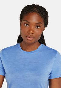 icebreaker MER 150  LITE III - Sports T-shirts - baja