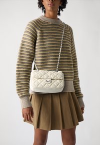 ONLY ONLFLORENCE CROSSBODY BAG - Axelremsväska - whitecap grey/silver metal