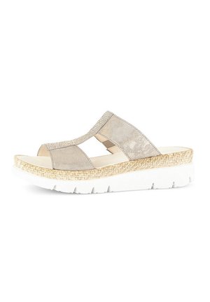 Beige ruskinds slide sandal med en tekstureret hvid platformssål. Har åben tå, dekorativ strop og subtile metalliske accenter.