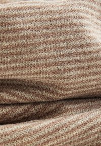 Strickstoff in Brauntönen mit horizontalen Streifen. Weiche Textur, die eine Mischung aus hellen und dunklen Garnen mit einem leicht marmorierten Effekt zeigt.