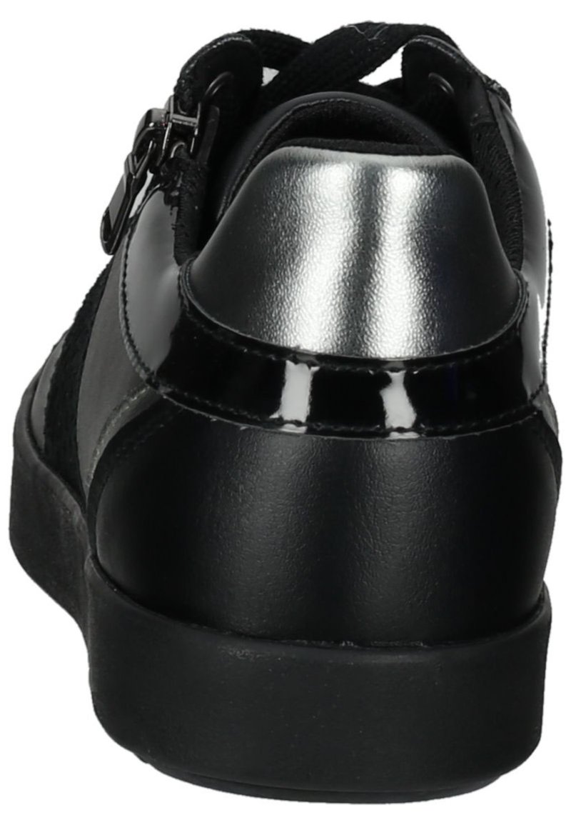 Zapatilla negra con un upper de tela texturizada, detalles de charol negro brillante, un talón plateado liso y cordones negros.