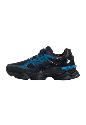 Sneaker sportiva nera con dettagli blu, tomaia in mesh, suola spessa e chiusura con lacci, mostrata di profilo su sfondo bianco.