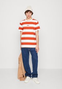 Levi's® RELAXED BABY TAB - Tricou basic - gilia/bright white