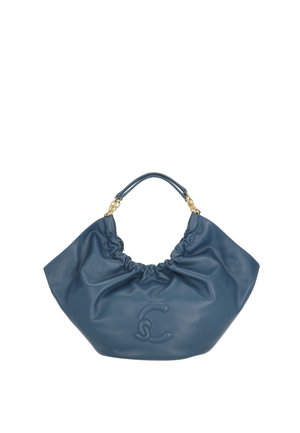 Borsa a mano in morbida pelle blu con parte superiore arricciata, manico corto con maglie di catena dorate e logo a C intrecciata in rilievo sul davanti.