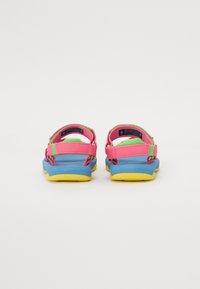 Fargerike sandaler med en rosa overdel, blå såle og gule detaljer. Inkluderer justerbare stropper for en sikker passform. Lett design.