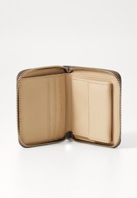 Portefeuille en cuir marron avec fermeture zippée, comportant plusieurs emplacements pour cartes et un intérieur beige lisse avec une texture subtile.
