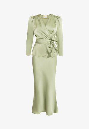 Zielona satynowa sukienka z długimi bufkami, kokardą w talii oraz lekko rozkloszowanym, płynącym dołem. Gładka faktura.
