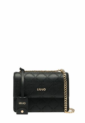 Zwarte leren crossbody tas met textiel stof met een herhalend logo patroon. Gouden kettingriem en een aangehechte tag met logo.