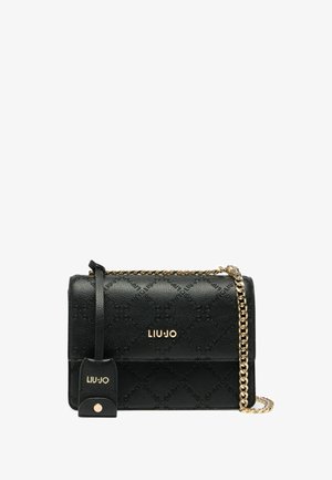 Crna kožna crossbody torba s teksturiranim materijalom koji sadrži ponavljajući uzorak logotipa. Zlatna lančićasta naramenica i pričvršćen oznaka s logotipom.