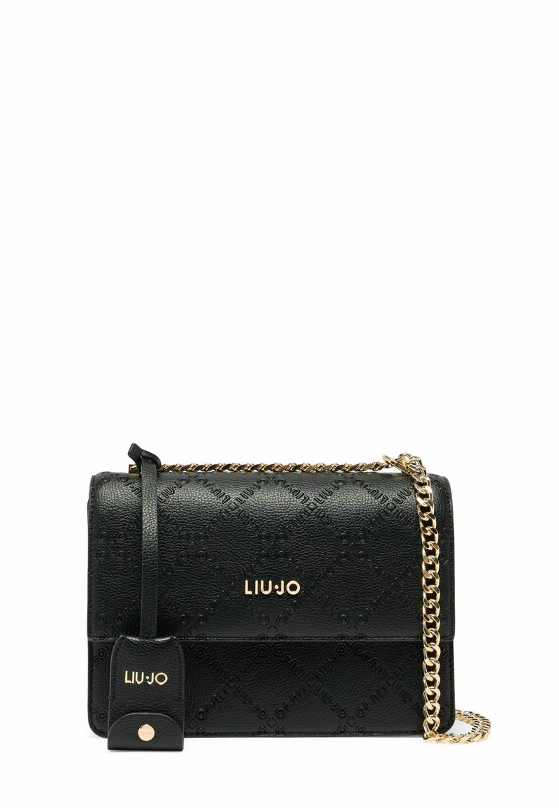 Černá kožená crossbody taška s texturovanou látkou a opakujícím se vzorem loga. Zlatý řetízek přes rameno a připevněná visačka s logem.