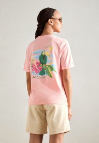Scotch & Soda - RELAXED FIT GRAPHIC  - T-shirts med print - neon coral Miniatyrbilde 1