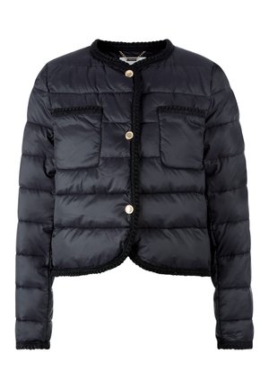 Schwarze Pufferjacke mit kurzer Passform, versehen mit zwei Brusttaschen, goldenen Knöpfen und strukturiertem schwarzen Besatz entlang der Kanten.