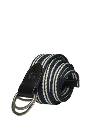 Aufgerollter navyblauer und weiß gestreifter Stoffgürtel mit schwarzem Lederende und doppelter Metall-D-Ring-Schnalle.