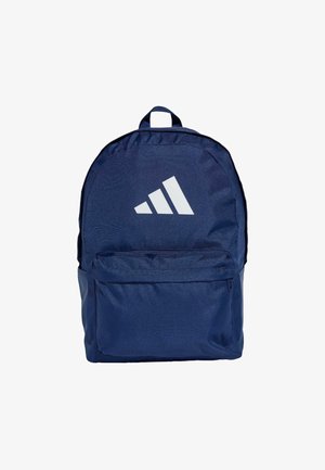 Mochila azul marino hecha de un tejido duradero, con un gran bolsillo frontal con cremallera y un logotipo de tres rayas blancas en la parte delantera. Diseño de parte superior curvada.