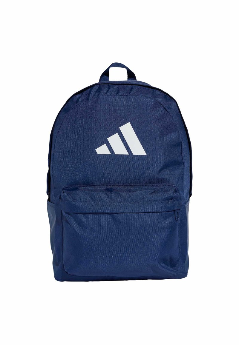 Zaino blu navy realizzato in tessuto resistente, con una grande tasca frontale con zip e un logo bianco a tre strisce sul davanti. Design della parte superiore curvo.