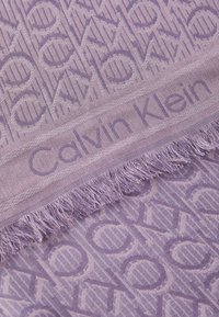 Calvin Klein MONOGRAM SCARF 130x130 - Lakats - sea fog