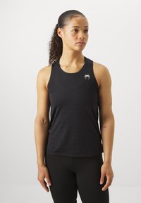 Čierne športové tielko s okrúhlym výstrihom, bez rukávov a malým logom na ľavej strane hrudníka. Hladká, priliehavá tkanina.