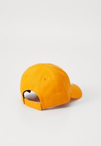 Κίτρινο καπέλο μπέιζμπολ από βαμβακερό ύφασμα, με καμπυλωτό γείσο, ραμμένες λεπτομέρειες και ρυθμιζόμενο λουράκι στο πίσω μέρος.