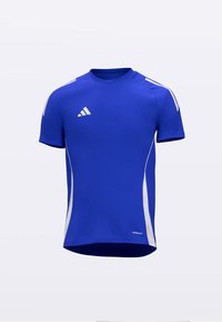 Kék sportpóló szintetikus anyagból, fehér részletekkel, rövid ujjú, kerek nyakkivágással, elöl az Adidas logóval.