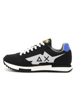 Sneaker nere con accenti grigi, caratterizzate da un design geometrico, lacci bianchi, fodera grigia e un cappuccio del tallone blu. Suola in gomma testurizzata.