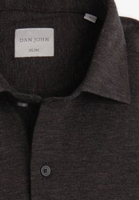 Tummanharmaa napitettava paita, kapealla istuvuudella, teksturoidusta kankaasta, terävällä kauluksella ja valkoisella etiketillä, jossa lukee "DAN JOHN" ja "SLIM".
